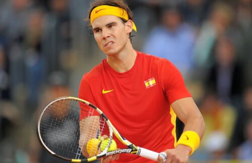 Rafael Nadal, servind în timpul finalei Spania - Argentina din 2011. Duelul dintre Rafa și Del Potro, câștigat de iberic în 4 seturi, e considerat unul dintre cele mai bune meciuri din istoria Cupei Davis // FOTO: Guliver/ Getty Images