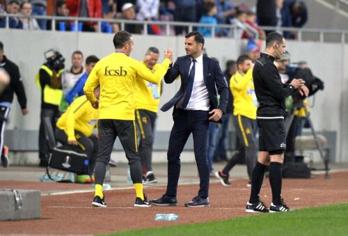 Mihai Stoica și Nicolae Dică sărbătoresc victoria cu U Craiova FOTO: Raed Krishan / Gazeta Sporturilor
