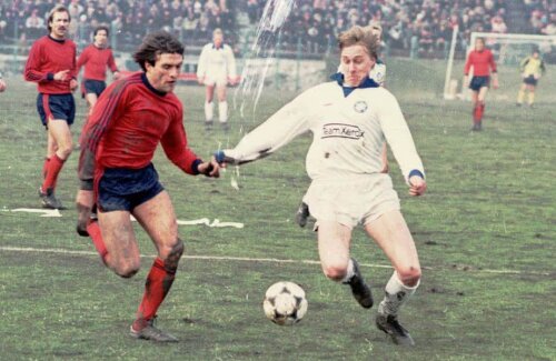 Balint (stânga) într-un duel cu un finlandez, în Steaua - Kuusysi 0-0 // FOTO: Arhiva GSP