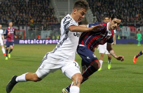 Stoian, în duel cu Dybala, în meciul Crotone - Juventus 1-1 de acum 3 zile // FOTO: Guliver/ Getty Images
