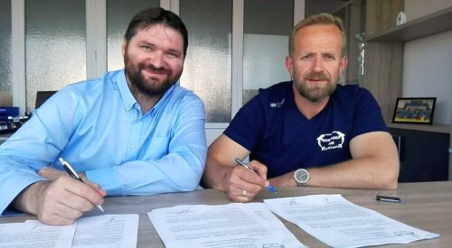 Zvonko Sundovski (dreapta) a semnat noul contract cu Dobrogea Sud, în prezența președintelui Ionuț Stănescu // FOTO HCD Constanța