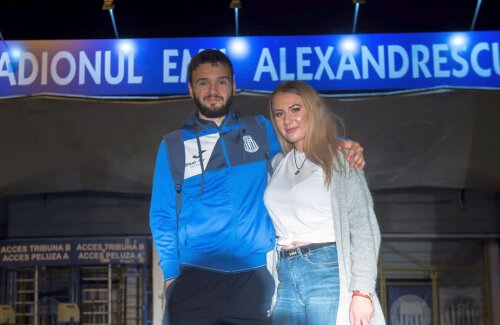 Kamer și Cassandra, în noaptea victoriei, chiar în fața arenei, după ce albanezo-norvegianul a dat autografe puștilor // FOTO: Raed Krishan