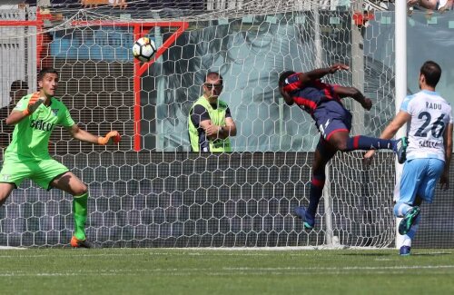 Ștefan Radu (dreapta) l-a scăpat pe Simy din marcaj la golul de 1-1, fiind înlocuit în minutul 55
FOTO Guliver/GettyImages