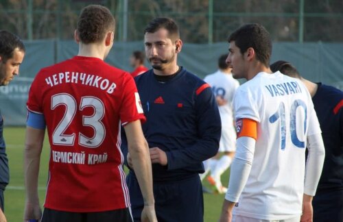 Centralul Dan Petre, la meciul Amkar - FC Botoșani. Din Cipru a trecut în Antalya. În stânga este un alt român Sursă: site oficial Amkar
