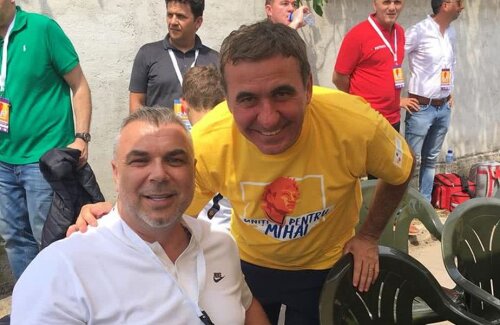 Olăroiu, aici alături de Hagi, este și el la Oradea. 
foto: facebook / Uniti pentru Mihai