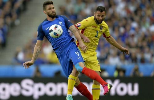Răzvan Raț, în duel cu Olivier Giroud, la EURO 2016 // FOTO: Gazeta Sporturilor