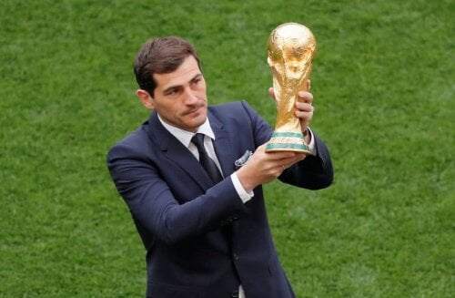 Trofeul Cupei Mondiale, prezentat de Iker Casillas (foto: reuters)