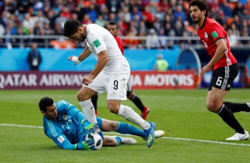 Mohamed El-Shenawy îl blochează pe Suarez // FOTO: Reuters