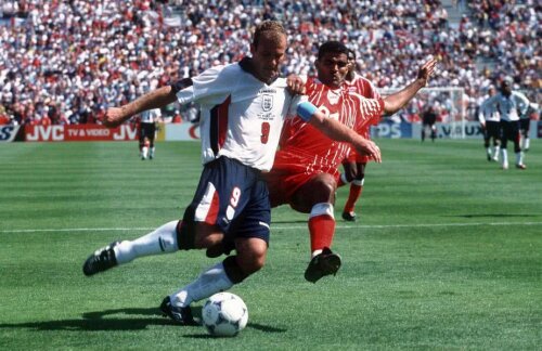 Alan Shearer, în meciul cu Tunisia de acum 20 de ani // FOTO: Guliver/ Getty Images