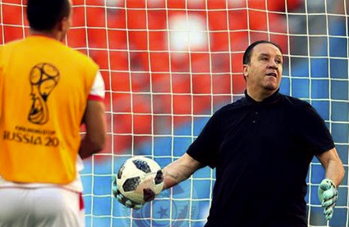 Nabil Maâloul, selecționerul Tunisiei, în poartă la unul dintre antrenamentele de azi // FOTO: 433 Football Instagram