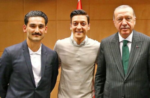 Erdogan în poza oficială, reală, cu Ozil și cu Gundogan