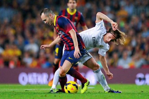 Luka Modric în duel cu Andres Iniesta FOTO: Guliver/GettyImages