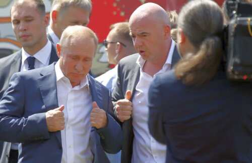 Putin, alături de președintele FIFA, Gianni Infantino, la o acțiune din această săptămână // FOTO: Reuters