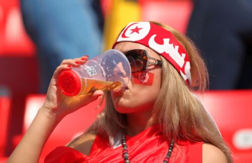O tunisiancă sexy a întors toate privirile la Mondialul din Rusia, fiind surprinsă în timp ce savura o bere pe stadionul din Moscova // FOTO: Reuters