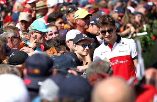 Charles Leclerc, în tricou alb-roșu // FOTO: Guliver/ Getty Images