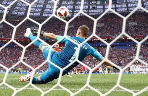 Igor Akinfeev, parând lovitura de pedeapsă a lui Iago Aspas FOTO Reuters