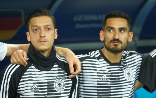 Mesut Ozil și Ilkay Gundogan // Foto: Reuters