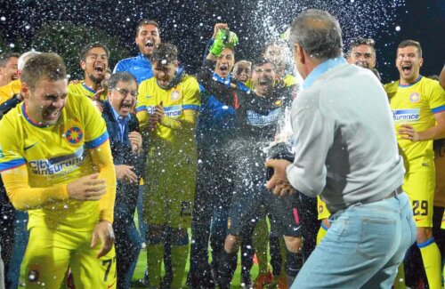 Gigi Becali și baia de șampanie cu Raul Rusescu, un scenariu ce s-ar putea repeta la finalul sezonului următor // FOTO: Gazeta Sporturilor
