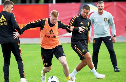 Hazard în duel cu De Bruyne // FOTO: Reuters