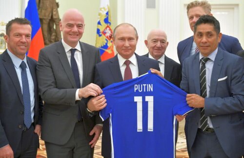 Gianni Infantino (în stânga), alături de Vladimir Putin // FOTO: Reuters