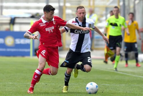 Stefano Sabelli de la Bari, cotat la 1,5 milioane de euro, într-un duel cu Antonio Di Gaudio de la Parma în Serie B // Foto: Guliver/GettyImages