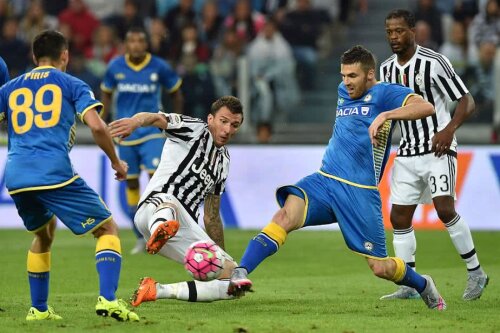 Thomas Heurtaux (dreapta) în duel cu Mario Mandzukic FOTO: Guliver/GettyImages