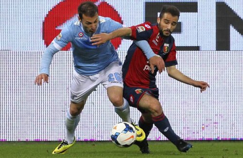 Ricardo Centurión, în dreapta, în duel cu Ștefan Radu // FOTO: Guliver/GettyImages