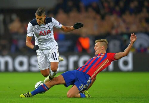 Pontus Wernbloom în duel cu Erik Lamela  FOTO: Guliver/GettyImages