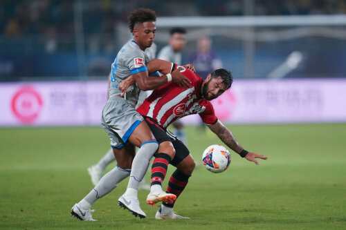 Kehrer, stânga, în duel cu Charlie Austin FOTO: Guliver/GettyImages