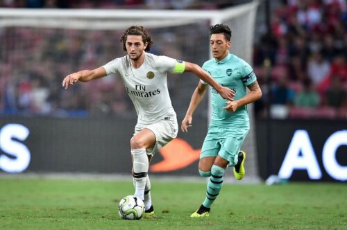 Adrien Rabiot în duel cu Mesut Ozil FOTO: Guliver/GettyImages