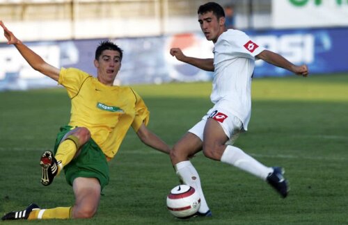 Bogdan Panait, în stânga, într-un duel cu Dacian Varga dintr-o partidă Sportul - FC Vaslui // FOTO: Arhivă Gazeta Sporturilor