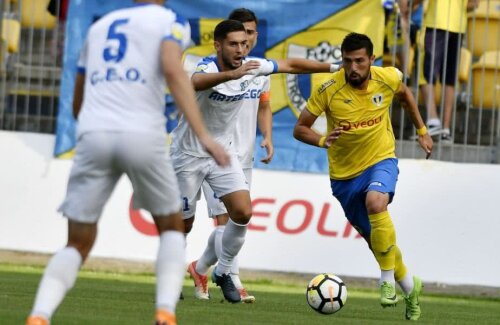 Arnăutu, în galben, a marcat golul de 1-0 pentru Petrolul