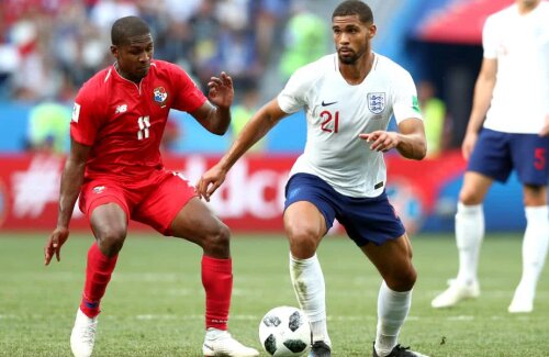 Armando Cooper, în roșu, în duel cu englezul Ruben Loftus-Cheek, în disputa Panama - Anglia 1-6 din 24 iunie // FOTO: Guliver/ Getty Images