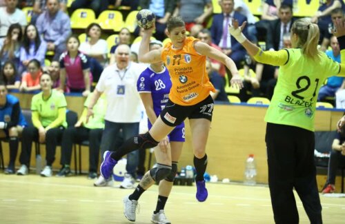 Majda Mehmedovici atacând poarta în meciul de campionat din sezonul trecut contra celor de la Vâlcea FOTO Marius Ionescu