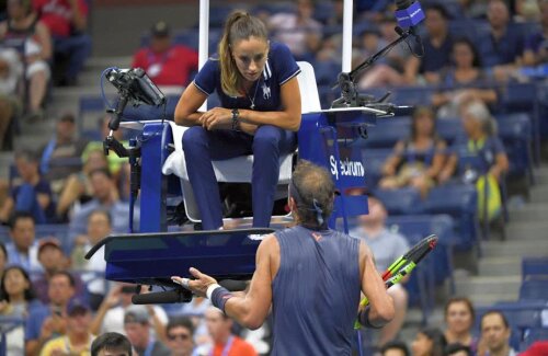 Nadal, discutând cu arbitra de scaun Marijana Veljovic // FOTO: Reuters