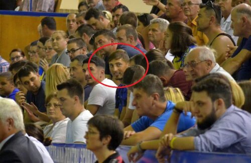 Gicu Grozav, în mijlocul fanilor de la meciul de handbal U Cluj - Corona Brașov // FOTO: GSP.ro