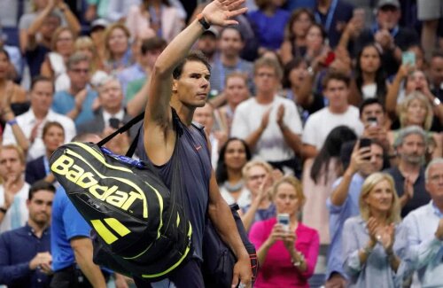 Un Rafael Nadal deznădăjduit salută fanii la plecaea de pe 