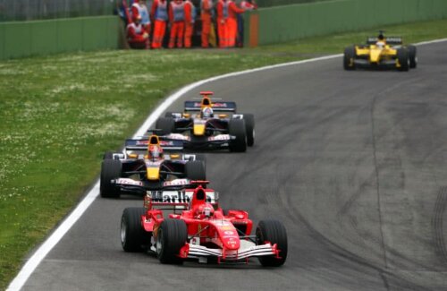 Schumacher, în duel cu Vitantonio Liuzzi, în Marele Premiu de la Imola din 2005 // FOTO: f1.com
