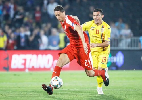 Nemanja Matic în duel cu Claudiu Keșeru FOTO: Guliver/GettyImages