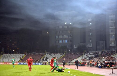 Norul de fum de la torțe a plutit deasupra arenei din Ștefan cel Mare Foto: Raed Krishan