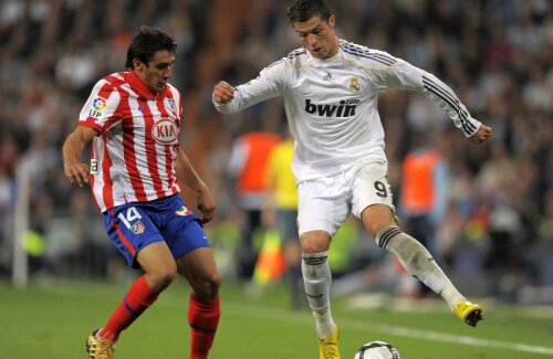 Salvio, unul dintre jucătorii fraudați, în duel cu Cristiano Ronaldo, pe vremea când evolua la Atletico Madrid // FOTO: Guliver/Getty Images
