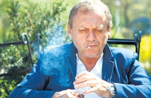Balaci și unul din viciile sale, ţigările / FOTO Eduard Enea