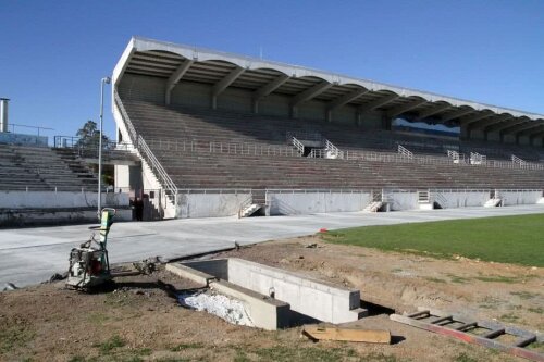 Tribuna oficială și pista ce ar fi trebuit terminate la jumătate lui octombrie sunt și acum în stadiul de șantier