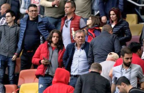 Ultima fotografie pe un stadion cu Ilie Balaci: a fost la România - Serbia 0-0 însoțit de nepotul lui, Atanas. foto: Dumitru Angelescu (Libertatea)