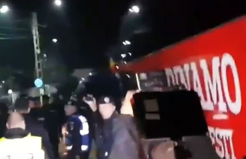 Fanii recalcitranți au înconjurat autocarul, care a putut pleca de la stadion doar după intervenția forțelor de ordine // FOTO: Captură