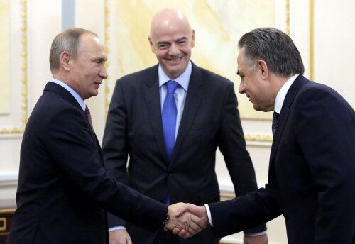 Mutko (dreapta), Putin și Infantino, președintele FIFA