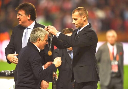 Ceferin îi oferă lui Jose Mourinho medalia de câștigător al Europa League 2017 FOTO: Guliver/GettyImages