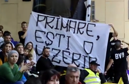 Bannerul afișat de suporteri la meciul de baschet din weekend / FOTO: stiridepitesti.ro