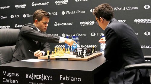Magnus Carlsen, stânga, și Fabiano Caruana, dreapta, foto: tellerreport.com