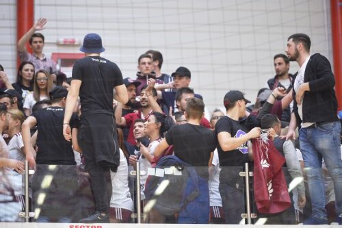 Fanii rapidiști sărbătoreau anul trecut alături de jucătoarea victoria împotriva rivalei Dinamo